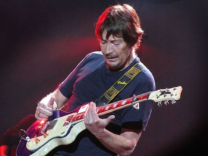 705px-Chris_Rea_at_the_Heineken_Music_Hall_-_2010-03-05