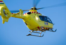 Árokba borult egy kisbusz az M3-ason, két mentőhelikopter a helyszínen