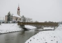 Magas vízszint miatt lezárták a magyar-szlovák határon a Szent-Iványi hidat