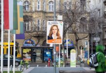 Videóval: sniccerrel vagdosott le plakátokat, majd megütötte az őt filmező férfit.
