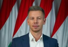 Magyar Péter házszabályt szegett, mégis felállt az egész Parlament