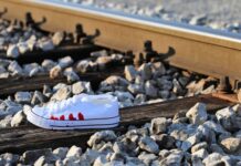 Vonat elé lépett egy 13 éves kislány, mert csúfolták az iskolában