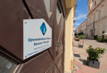 Lezuhant egy 14 éves lány a pécsi gyermekotthon tetejéről, nyomoz a rendőrség