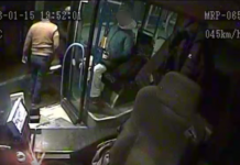 Fejjel az árokba zuhant az utas, miután meglökte a buszsofőr