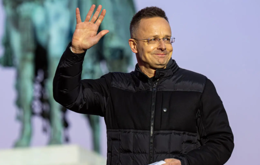 Közel ezer diplomatáról pályázat nélkül döntöttek Szijjártó Péter minisztériumában